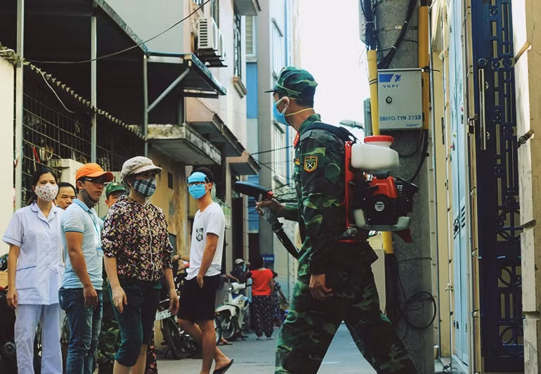 Trong lúc bộ đội vào nhà phun hóa chất diệt muỗi, người dân được khuyến cáo tạm ra ngoài, tránh xa khu vực phun thuốc nửa giờ đồng hồ để không bị ảnh hưởng đến sức khỏe.