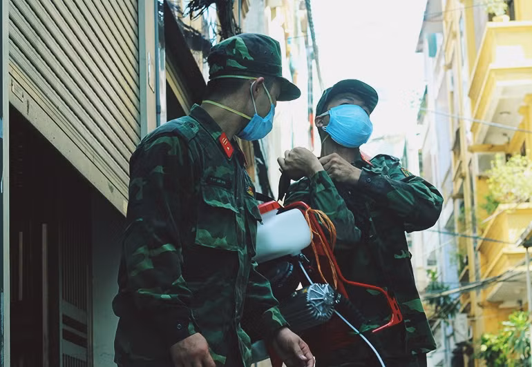 Các chiến sỹ phải mang chiếc máy phun hóa chất diệt muỗi nặng khoảng 20kg, hoạt động liên tục trong vòng nhiều giờ đồng hồ.