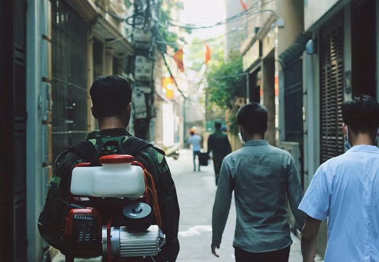 Các lực lượng vào từng ngõ, hẻm ở phường Yên Hòa để phun thuốc hóa chất chống sốt xuất huyết.