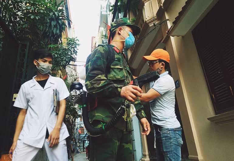 Theo một cán bộ của Trung tâm y tế Dự phòng Hà Nội, hoạt chất sử dụng phun sốt xuất huyết trong nhà được phun dưới dạng sương mù, hạt cực nhỏ.