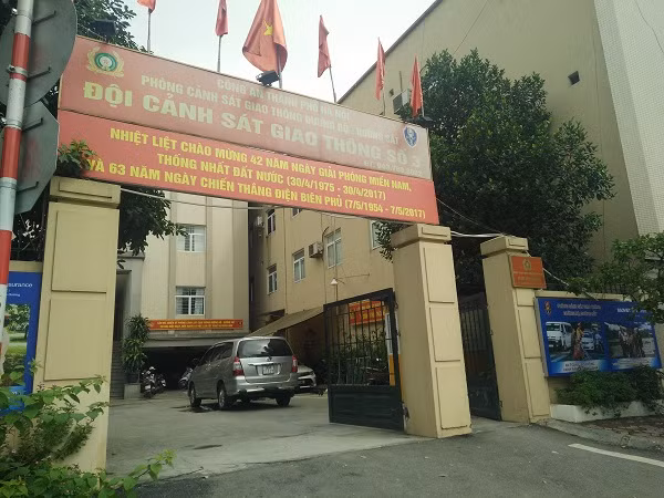 Tam giu doi tuong cam gay danh CSGT Ha Noi giua duong-Hinh-3