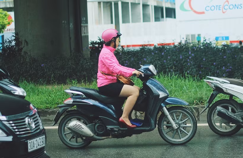 Người dân đi ra đường cảm thấy se lạnh và phải mặc thêm áo khoác mỏng.