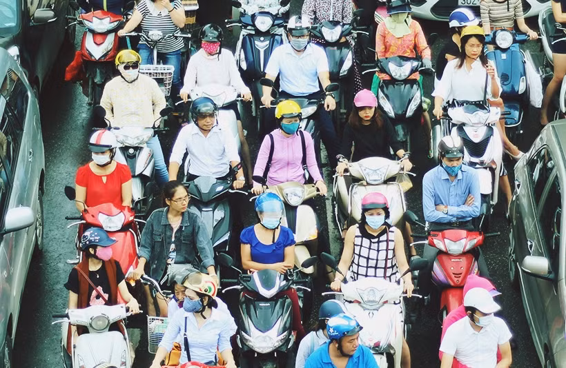 Những người đi xe máy cảm thấy thời tiết lạnh hơn.