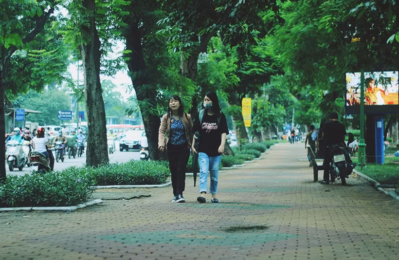 Người đi bộ cũng mặc thêm áo khoác để giữ ấm cơ thể.