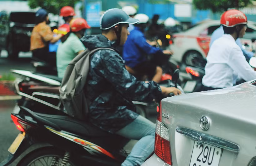 Nhiều người đàn ông cũng đua nhau mặc áo khoác để chống lạnh.