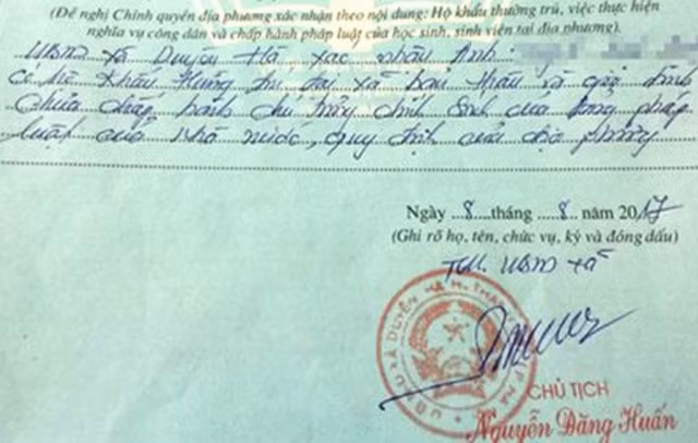 Vu phe sai quy dinh khi xac nhan ly lich: Can bo xa xin loi