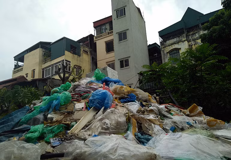 Mương thoát nước Thụy Khuê là đường thoát nước chính của hai quận Ba Đình và Tây Hồ, dài khoảng 3km (kéo dài từ dốc La Pho đến cống Đõ, quận Tây Hồ, Hà Nội).