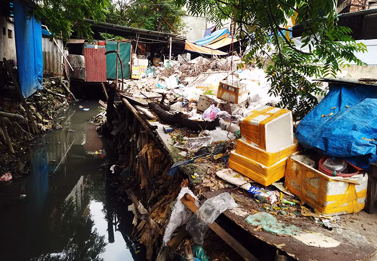 Theo người dân, mương Thụy Khuê bị ô nhiễm đã nhiều năm gây ảnh hưởng nghiêm trọng đến cuộc sống và sức khỏe của người dân trong khu vực.