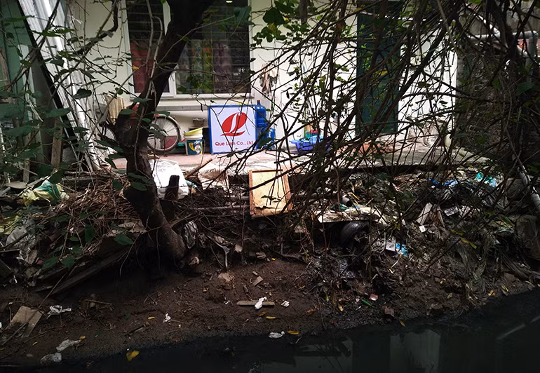 Theo lời của bà Quý - người dân, nhiều năm nay, do ảnh hưởng ô nhiễm từ mương thoát nước Thụy Khuê (đoạn qua chợ Tam Đa) nên cuộc sống của người dân nơi đây bị đảo lộn hoàn toàn. "Đặc biệt, thời gian này, dịch bệnh sốt xuất huyết đang bùng phát nhanh, chúng tôi sống ở đây rất lo vì muỗi rất nhiều, cửa nhà lúc nào cũng phải đóng kín vì sợ chúng bay vào trong đốt", bà Quý chia sẻ.