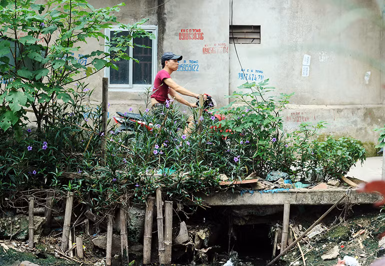 Nước ở mương bốc mùi hôi thối nồng nặc, người dân sinh sống, di chuyển qua đây cảm thấy vô cùng khó chịu.