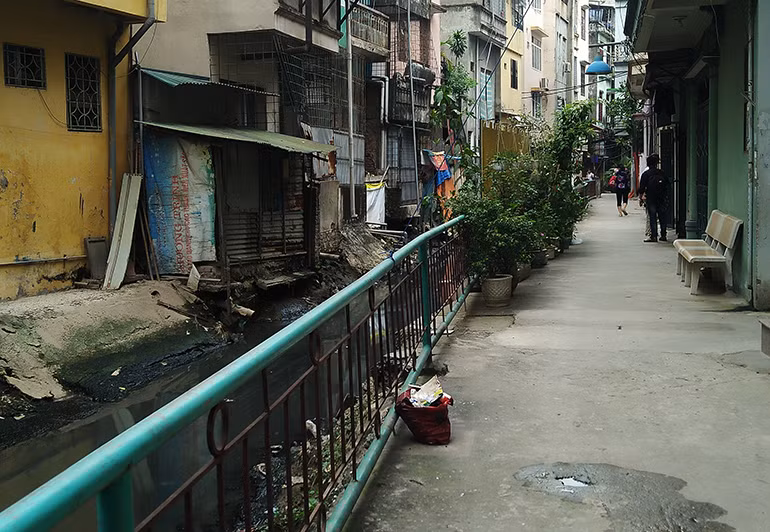 Trước dịch sốt xuất huyết đang bùng phát, những người dân sinh sống ở cạnh mương nước Thụy Khuê đang rất lo ngại.