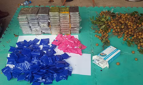 Nguy trang 59 banh heroin trong thung nhan tren xe khach-Hinh-2