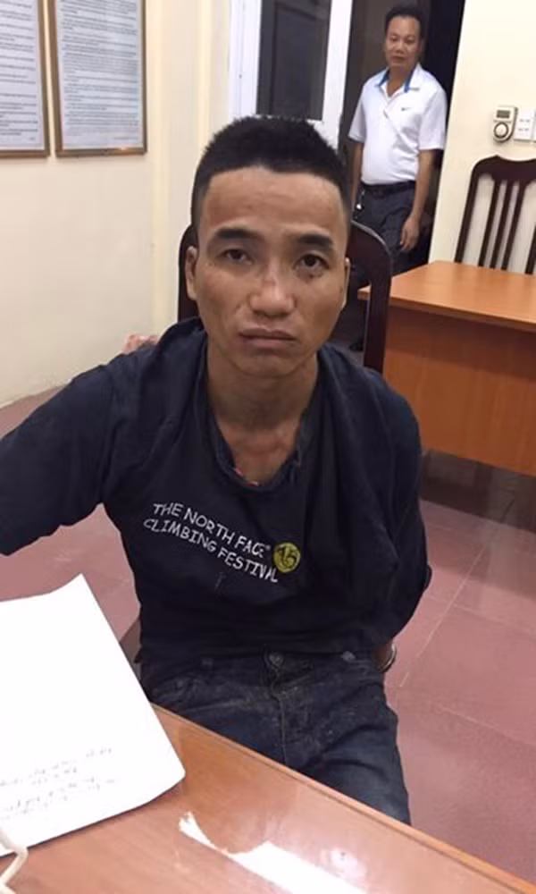 Bat song doi tuong dung sung dien cuop xe om giua Ha Noi