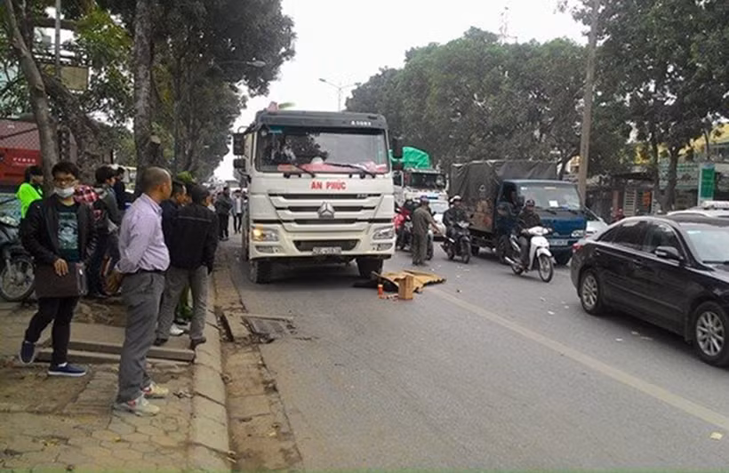 Ngã ba giao giữa đường Phạm Văn Đồng và đường Hoàng Quốc Việt (Đoạn đường trước khu đô thị Green Star (song song với đường Phạm Văn Đồng) là hai điểm đen hay xảy ra tai nạn giao thông làm nhiều người chết và bị thương. Đặc biệt, trên tuyến đường này thường xuyên có nhiều xe tải qua lại, xe khách từ Hà Nội đi các tỉnh (ngược lại).