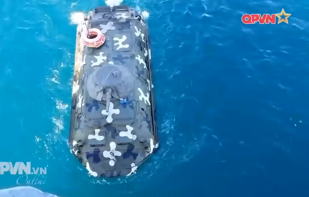 Các tay lái xe bọc thép lội nước BTR-60PB cũng không chịu thua kém.