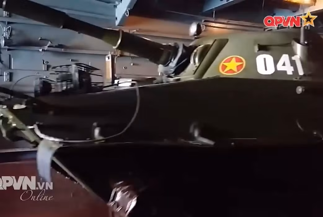 Sau đó, các xe tăng và xe bọc thép lần lượt quay xe và thực hiện nội dung đổ bộ lên bờ biển.