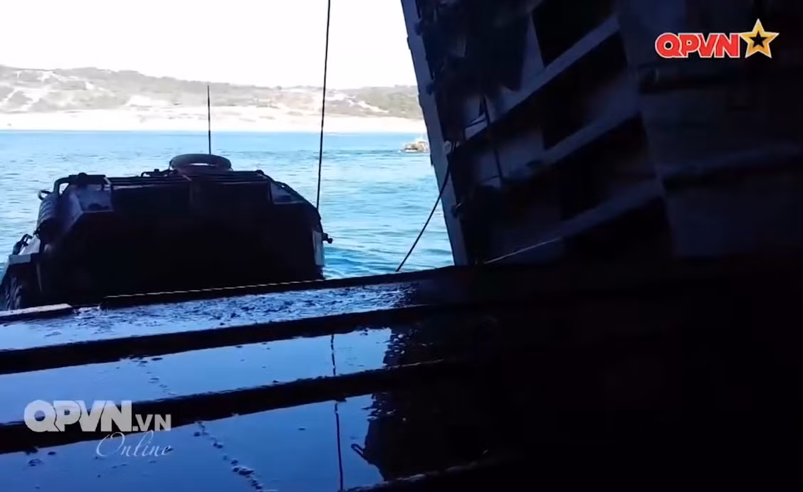 Tiếp đó tới các xe bọc thép chở quân BTR-60PB.