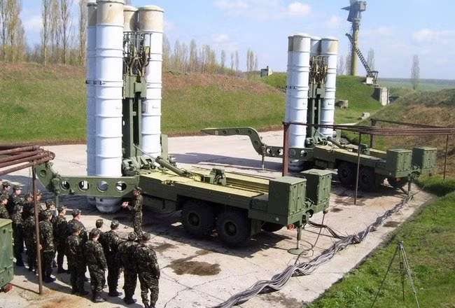 Việc Quân đội Nga không thèm sử dụng các tổ hợp tên lửa S-300 của Quân đội Ukraine tại Crimea có lẽ là do nước Nga có quá nhiều S-300, và họ chẳng cần thêm. Ước tính, lực lượng phòng không Nga hiện có 768 bệ phóng tổ hợp tên lửa S-300PMU nâng cấp và 185 bệ phóng S-300V/V4. Họ đang dần thay thế số S-300 này bằng S-400 và S-500.