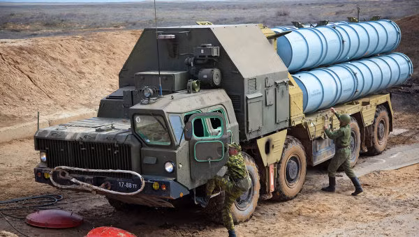 Sau khi Liên Xô tan rã, Ukraine chủ yếu nhận được các tổ hợp tên lửa phòng không S-300PS và S-300V. Phiên bản ở Crimea có khả năng cao là S-300PS được giới thiệu năm 1985.