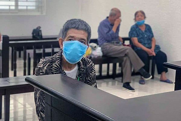 Dự phiên xử đứa con trai đâm dao vào ngực mình, người cha già không cầm được nước mắt