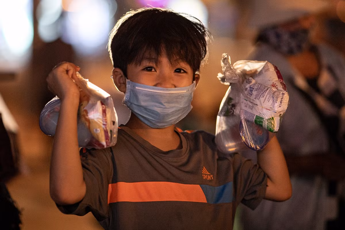 TP.HCM vang lang nhung day ap tinh nguoi trong nhung ngay gian cach-Hinh-6