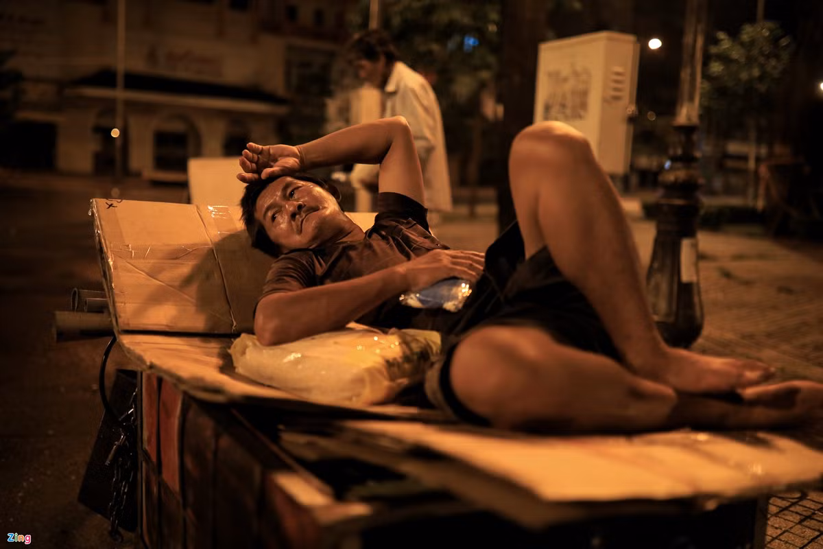 TP.HCM vang lang nhung day ap tinh nguoi trong nhung ngay gian cach-Hinh-4