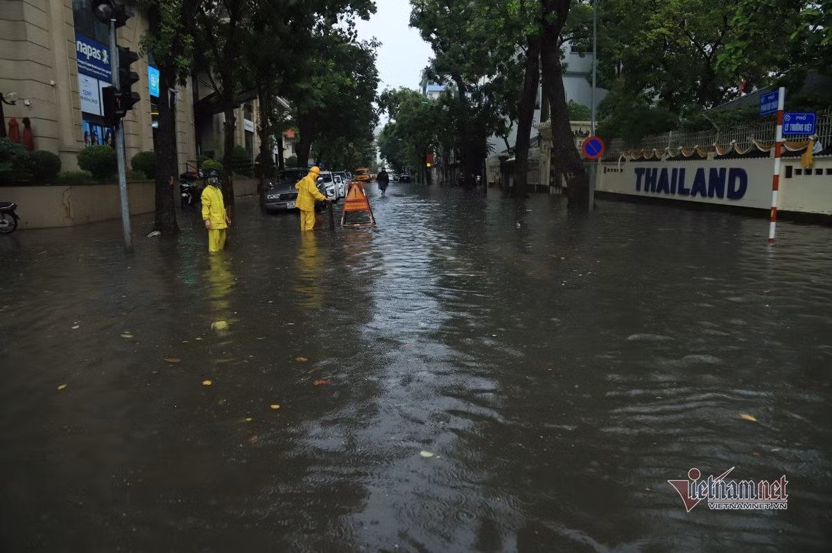 Mua lon gay ngap cuc bo o Ha Noi, nguoi dan bi bom ve nha-Hinh-6