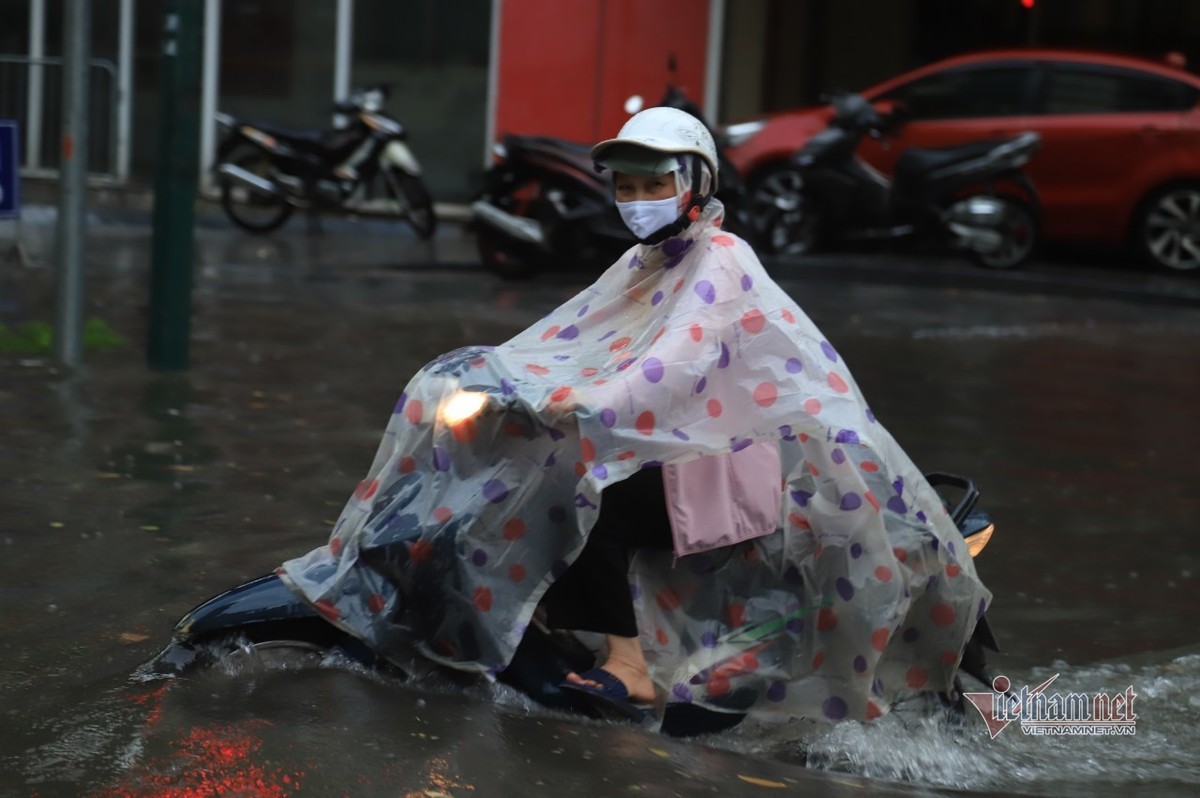 Mua lon gay ngap cuc bo o Ha Noi, nguoi dan bi bom ve nha-Hinh-4