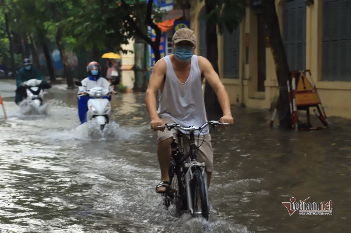 Mua lon gay ngap cuc bo o Ha Noi, nguoi dan bi bom ve nha-Hinh-9