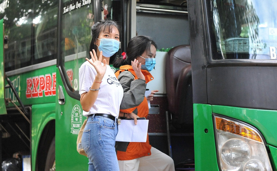 Đắk Lắk: Người dân từ TP.HCM và những địa bàn đang thực hiện phong tỏa, giãn cách xã hội phải có giấy xét nghiệm âm tính SARS-CoV-2 và khai báo y tế, cách ly tập trung 14 ngày. Hết thời gian này, sẽ theo dõi sức khỏe thêm 2 tuần, xét nghiệm 3 lần trong thời gian cách ly tại nhà. Những công dân thuộc diện được Đắk Lắk tổ chức đón về quê, phải cách ly tập trung 14 ngày trước khi về nhà theo dõi sức khỏe. 