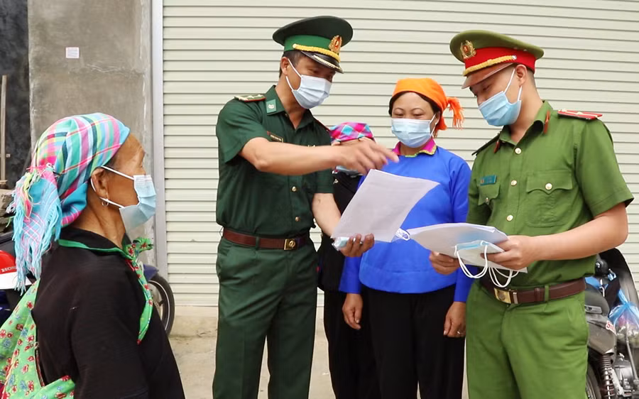 Hà Giang: Ngay khi về Hà Giang, công dân sẽ được xét nghiệm SARS-CoV-2 và được đưa đi cách ly 14 ngày tại khu cách ly tập trung, được lấy mẫu xét nghiệm SARS-CoV-2 vào ngày thứ 14; sau đó tiếp tục được theo dõi sức khỏe tại nhà 7 ngày tiếp theo và lấy mẫu xét nghiệm SARS-CoV-2 vào ngày thứ 7. 