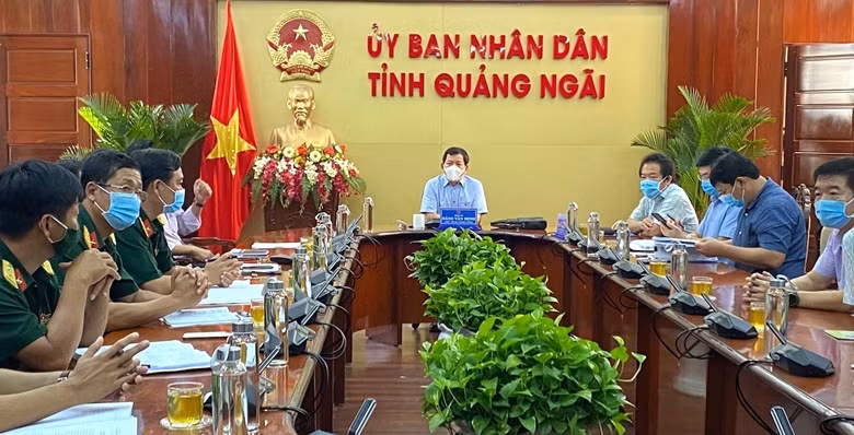 Quảng Ngãi: Ông Võ Phiên, Phó chủ tịch UBND tỉnh Quảng Ngãi, cho biết: Ngân sách địa phương đang gặp nhiều khó khăn, tỉnh chỉ có thể đón khoảng 400 người lao động nghèo từ vùng dịch trở về: "Người về quê tránh dịch ngoài kế hoạch của tỉnh, phải cùng chung trách nhiệm, nộp chi phí, căn cứ mức chi của từng huyện, thị xã, thành phố tại các khu cách ly tập trung, chủ yếu nộp tiền ăn 14 ngày và xét nghiệm PCR tối thiểu 4 lần".