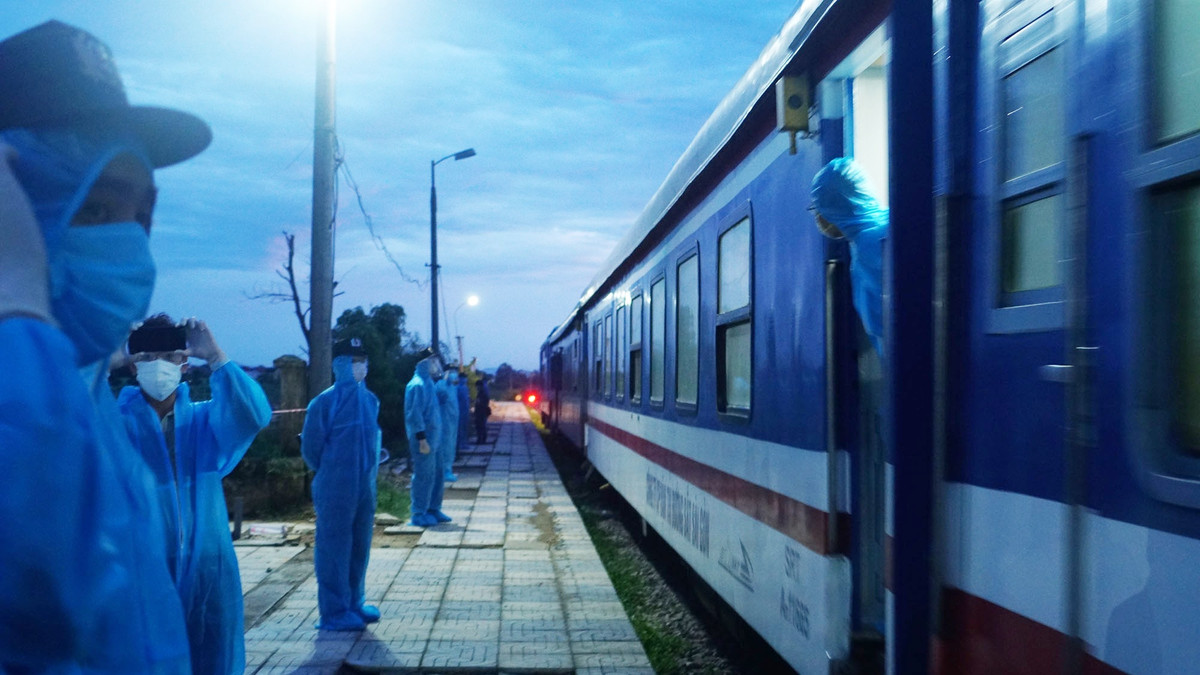 Hà Nam: Để giúp đỡ người dân tại vùng dịch có nhu cầu về quê, tỉnh Hà Nam thông báo các công dân cần phải có đơn được Hội đồng hương Hà Nam tại Thành phố Hồ Chí Minh tổng hợp; có thông tin đầy đủ về người thân, địa điểm về; có giấy xét nghiệm âm tính với SARS-CoV-2, tỉnh sẽ đưa người dân ở vùng dịch về quê bằng tàu hỏa, hỗ trợ vé tàu và kinh phí xét nghiệm. 