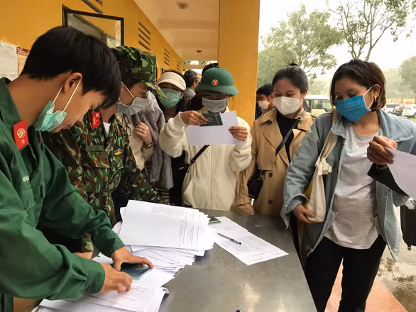 Thanh Hóa: Công dân về Thanh Hóa sẽ được cách ly 21 ngày, sau đó tự cách ly và theo dõi y tế tại nhà 14 ngày, kinh phí xét nghiệm, kinh phí vận chuyển công dân từ nơi lưu trú đến cảng hàng không Tân Sơn Nhất và đồ ăn, uống trong quá trình di chuyển từ TP.HCM về Thanh Hóa do Hội đồng hương tỉnh Thanh Hóa tại TP.HCM hỗ trợ 100%. 