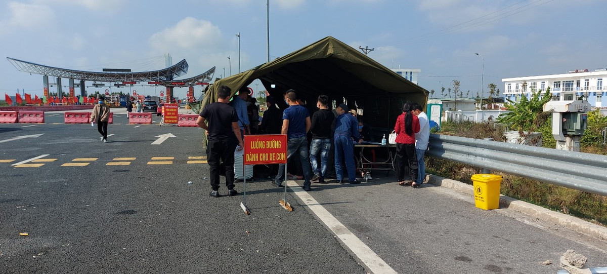 Quảng Ninh: Chủ tịch UBND tỉnh Quảng Ninh yêu cầu từ 0h ngày 18/7, người đến/về Quảng Ninh phải có kết quả xét nghiệm SARS-CoV-2 bằng phương pháp Realtime PCR kết quả âm tính không quá 72 giờ (người đã tiêm đủ 2 mũi vắc-xin phòng COVID-19 vẫn phải có kết quả XN âm tính). Công dân từ vùng dịch về sẽ phải cách ly tập trung 14 ngày. 