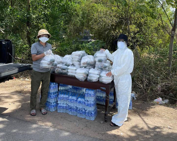 Nhờ sự linh động của Tổ tuần tra lưu động Đội CSGT – Trật tư Công an quận Tân Bình (TP.HCM), anh Vân đã mang được bình oxy về cho con. Mới đây mạng xã hội lan truyền hình ảnh Hoa hậu H'Hen Niê làm tình nguyện viên trong mùa dịch và dành lời khen ngợi cho hành động ý nghĩa của cô. (Các tình nguyện viên chuẩn bị những suất ăn miễn phí)