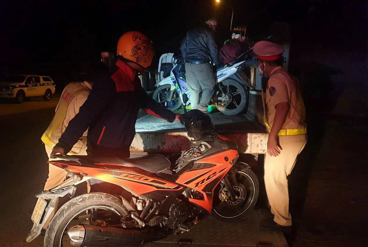 Hình ảnh Thượng úy Nguyễn Thanh Bình - Hải Đội 2, BĐBP Đà Nẵng bế bệnh nhân mắc COVID-19 đã lớn tuổi từ tầng 4 khu cách ly xuống xe để đi điều trị, đó không chỉ là nhiệm vụ, trách nhiệm mà quan trọng hơn là tình thương giữa quân và dân. Hay câu chuyện của anh Lê Đình Vân ở TP.HCM lo lắng cho con trai không qua khỏi vì căn bệnh ung thư, đã ra đường giữa đêm tìm mua bình oxy. (CSGT chuẩn bị thức ăn tiếp sức cho người dân các tỉnh miền Trung chạy xe máy từ TP.HCM về quê)