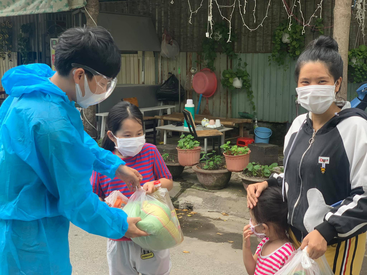 Với trang phục giản dị, Hoa hậu Hoàn vũ Việt Nam chạy xe máy để đi giao đồ cho người dân khu cách ly. Hành động của Hoa hậu quê Đắk Lắk đã lan tỏa năng lượng tích cực, đặc biệt là trong giai đoạn dịch bệnh chuyển biến phức tạp như hiện nay.