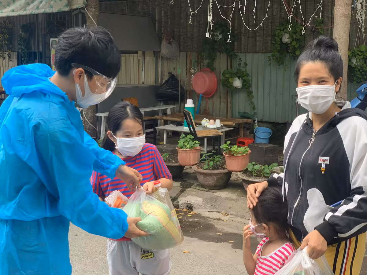 Với trang phục giản dị, Hoa hậu Hoàn vũ Việt Nam chạy xe máy để đi giao đồ cho người dân khu cách ly. Hành động của Hoa hậu quê Đắk Lắk đã lan tỏa năng lượng tích cực, đặc biệt là trong giai đoạn dịch bệnh chuyển biến phức tạp như hiện nay.