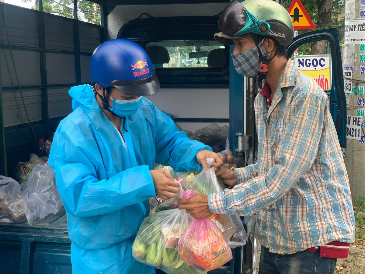 Nhóm SOS Đà Nẵng tặng thực phẩm cho người dân khó khăn ở khu vực cách ly