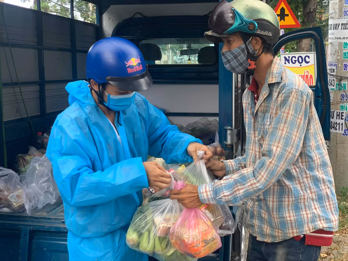 Nhóm SOS Đà Nẵng tặng thực phẩm cho người dân khó khăn ở khu vực cách ly