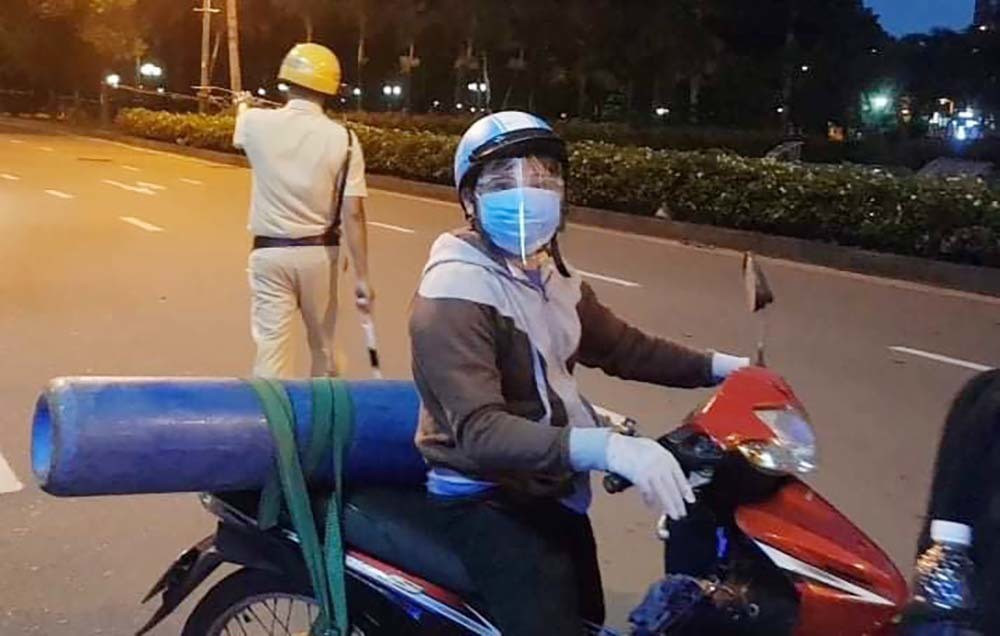 Câu chuyện anh Lê Đình Vân ở TP.HCM lo lắng con trai bị căn bệnh ung thư, đã ra đường giữa đêm tìm mua bình oxy. Câu chuyện anh Lê Đình Vân ở TP.HCM lo lắng con trai bị căn bệnh ung thư, đã ra đường giữa đêm tìm mua bình oxy. Xúc động trước tình cha con, Tổ công tác đã gấp lại biên bản, động viên anh khẩn trương về với con