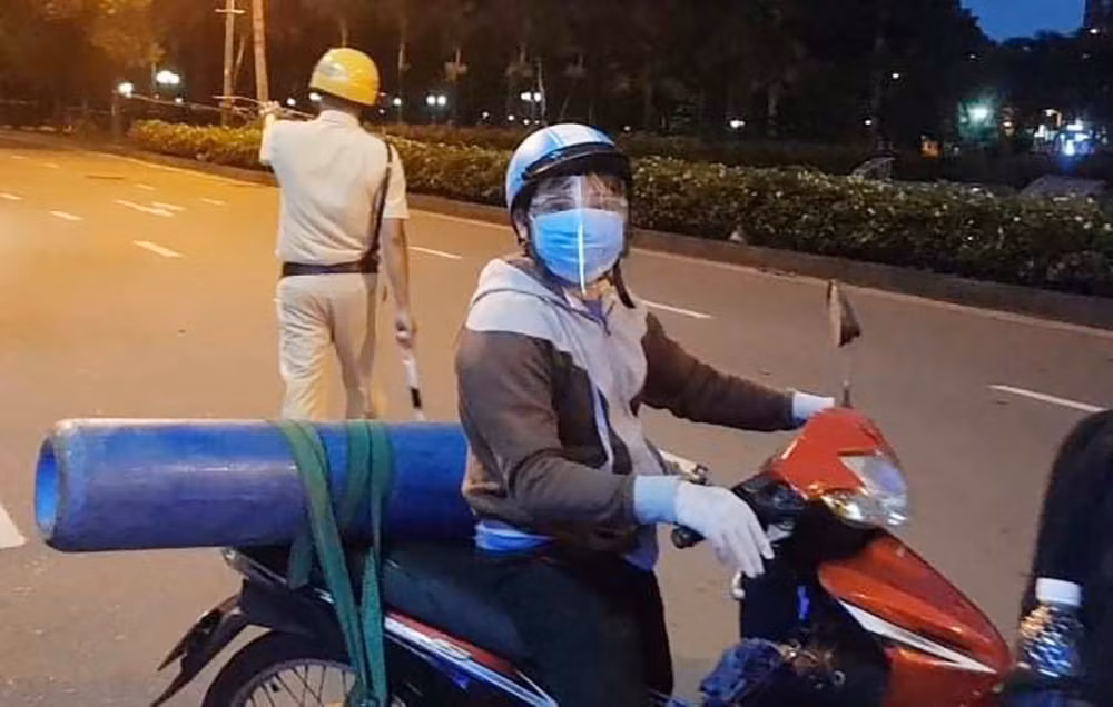 Câu chuyện anh Lê Đình Vân ở TP.HCM lo lắng con trai bị căn bệnh ung thư, đã ra đường giữa đêm tìm mua bình oxy. Câu chuyện anh Lê Đình Vân ở TP.HCM lo lắng con trai bị căn bệnh ung thư, đã ra đường giữa đêm tìm mua bình oxy. Xúc động trước tình cha con, Tổ công tác đã gấp lại biên bản, động viên anh khẩn trương về với con