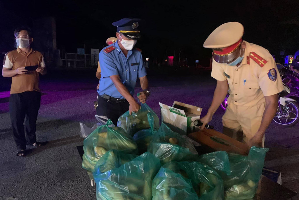 Cảm động về hình ảnh người cha hết lòng vì con, Tổ công tác rưng rưng, đành gấp lại biên bản, động viên anh khẩn trương về với con.