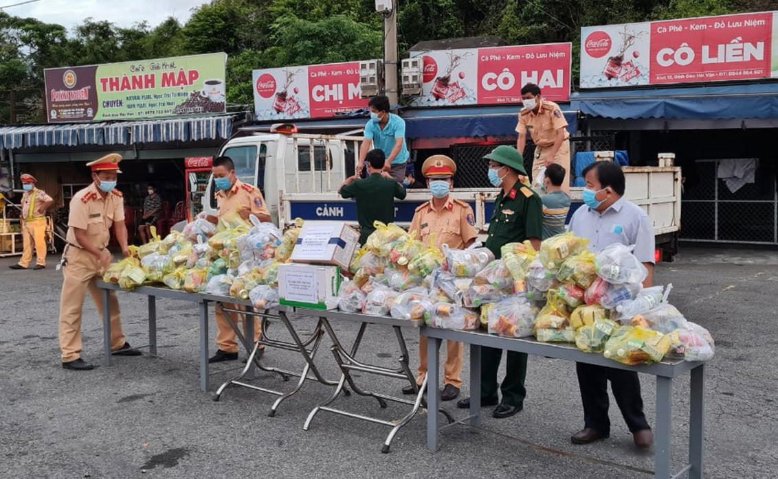 Những hình ảnh CSGT ở Gia Lai, Đà Nẵng, Thừa Thiên-Huế, Quảng Trị… cùng các tình nguyện viên xuyên đêm hướng dẫn, phát xăng, thức ăn, nước uống miễn phí để tiếp sức cho hàng nghìn người dân chạy xe máy từ tâm dịch TP.HCM về quê vẫn chưa hết xúc động. (Những hình ảnh CSGT ở Gia Lai, Đà Nẵng, Thừa Thiên-Huế, Quảng Trị… cùng các tình nguyện viên xuyên đêm hướng dẫn, phát xăng, thức ăn, nước uống miễn phí...)