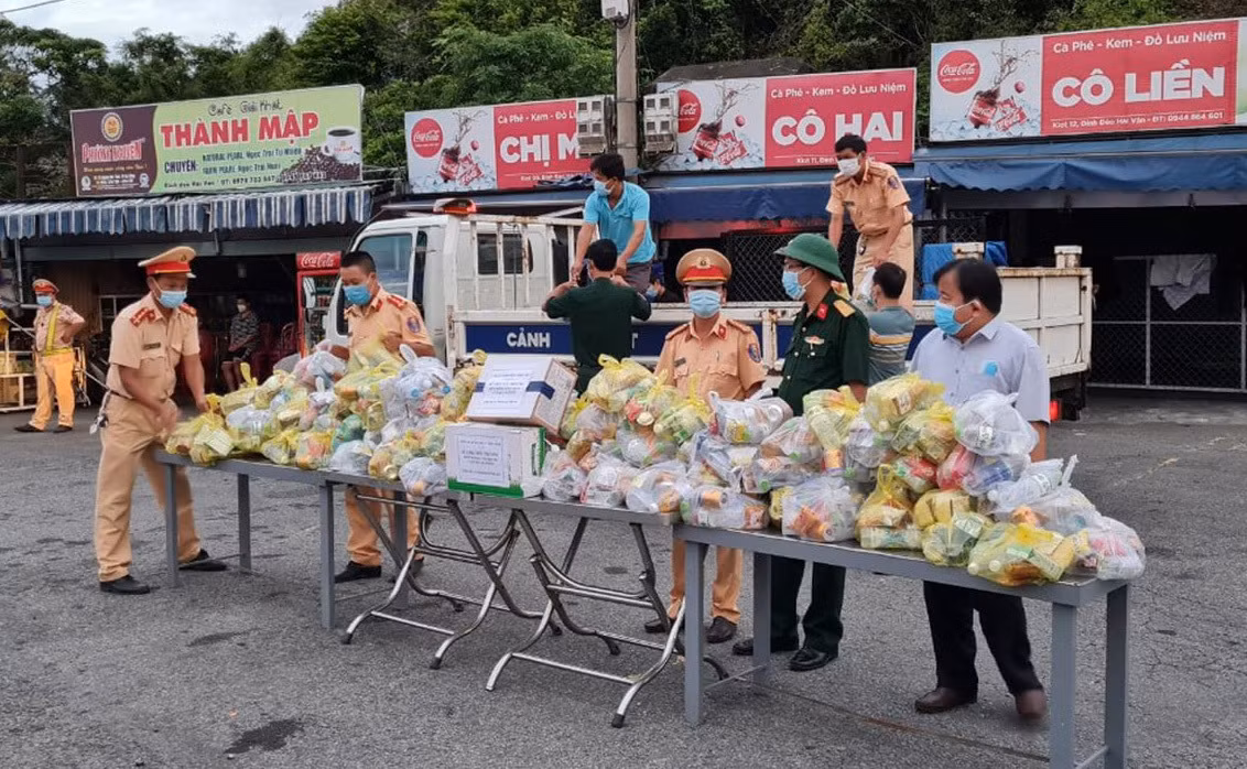 Những hình ảnh CSGT ở Gia Lai, Đà Nẵng, Thừa Thiên-Huế, Quảng Trị… cùng các tình nguyện viên xuyên đêm hướng dẫn, phát xăng, thức ăn, nước uống miễn phí để tiếp sức cho hàng nghìn người dân chạy xe máy từ tâm dịch TP.HCM về quê vẫn chưa hết xúc động. (Những hình ảnh CSGT ở Gia Lai, Đà Nẵng, Thừa Thiên-Huế, Quảng Trị… cùng các tình nguyện viên xuyên đêm hướng dẫn, phát xăng, thức ăn, nước uống miễn phí...)