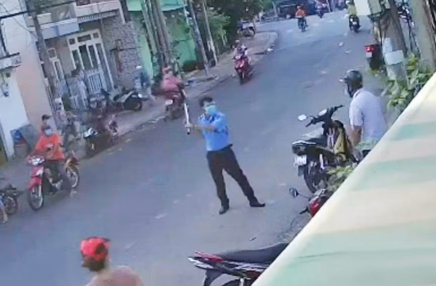 Bảo vệ đập phá chốt vì không được vào khu cách ly: Sáng 3/7, Bùi Thanh Sơn đến chốt phong tỏa COVID-19 đường Bùi Quốc Khánh (TP Thủ Dầu Một, Bình Dương) và đòi vào trong để lấy đồ nhưng không được. Bực tức, Sơn lấy thanh sắt dài đập phá chốt, gây thiệt hại hơn 20 triệu đồng. Sau đó, Sơn bị công an tạm giữ để xử lý theo quy định.