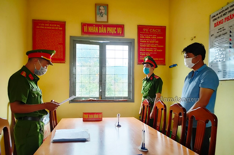 Vi phạm phòng chống COVID-19, cầm ghế đánh cán bộ: Ngày 4/7, Vũ Tiến Minh (45 tuổi, Đức Trọng, Lâm Đồng) cùng 8 người tổ chức nhậu trong nhà hàng, khi bị lực lượng liên ngành nhắc nhở còn cầm ghế đánh cán bộ bị thương. Ngày 6/7, Vũ Tiến Minh bị khởi tố, bắt tạm giam.