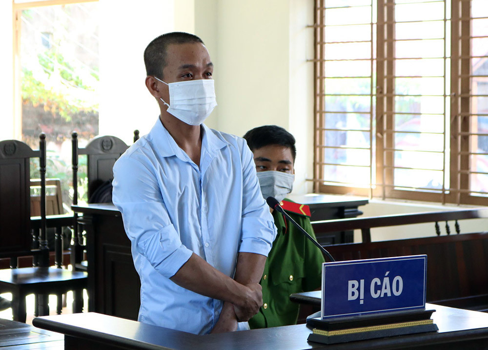 Đánh cảnh sát tại chốt kiểm dịch: Ngày 8/6, Nguyễn Hoài Vương (Phong Điền, Cần Thơ) cùng nhóm bạn đi từ Hậu Giang về Cần Thơ để nhậu. Gặp chốt COVID-19, Vương không vào khai báo y tế còn chống đối, cầm 2 cục gạch tấn công CSGT. Ngày 1/7, Vương bị tuyên 9 tháng tù về tội Chống người thi hành công vụ. 