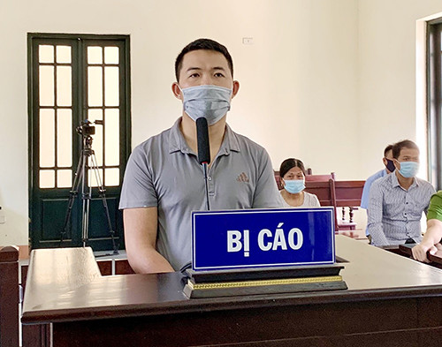 Tấn công chốt chống dịch COVID-19, lĩnh 24 tháng tù: Ngày 8/6, Nguyễn Quốc Thỏa (SN 1990) đi qua chốt kiểm soát COVID-19 nhưng không đeo khẩu trang. Tổ công tác đã nhiều lần nhắc nhở, Thỏa không chấp hành, còn lăng mạ, chống đối và tấn công tổ công tác. Ngày 18/6, Thỏa bị tuyên 24 tháng tù về tội Chống người thi hành công vụ.